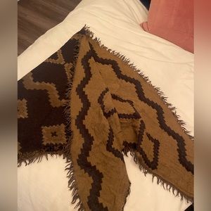 Aritzia Wilfred Blanket Triangl scarf